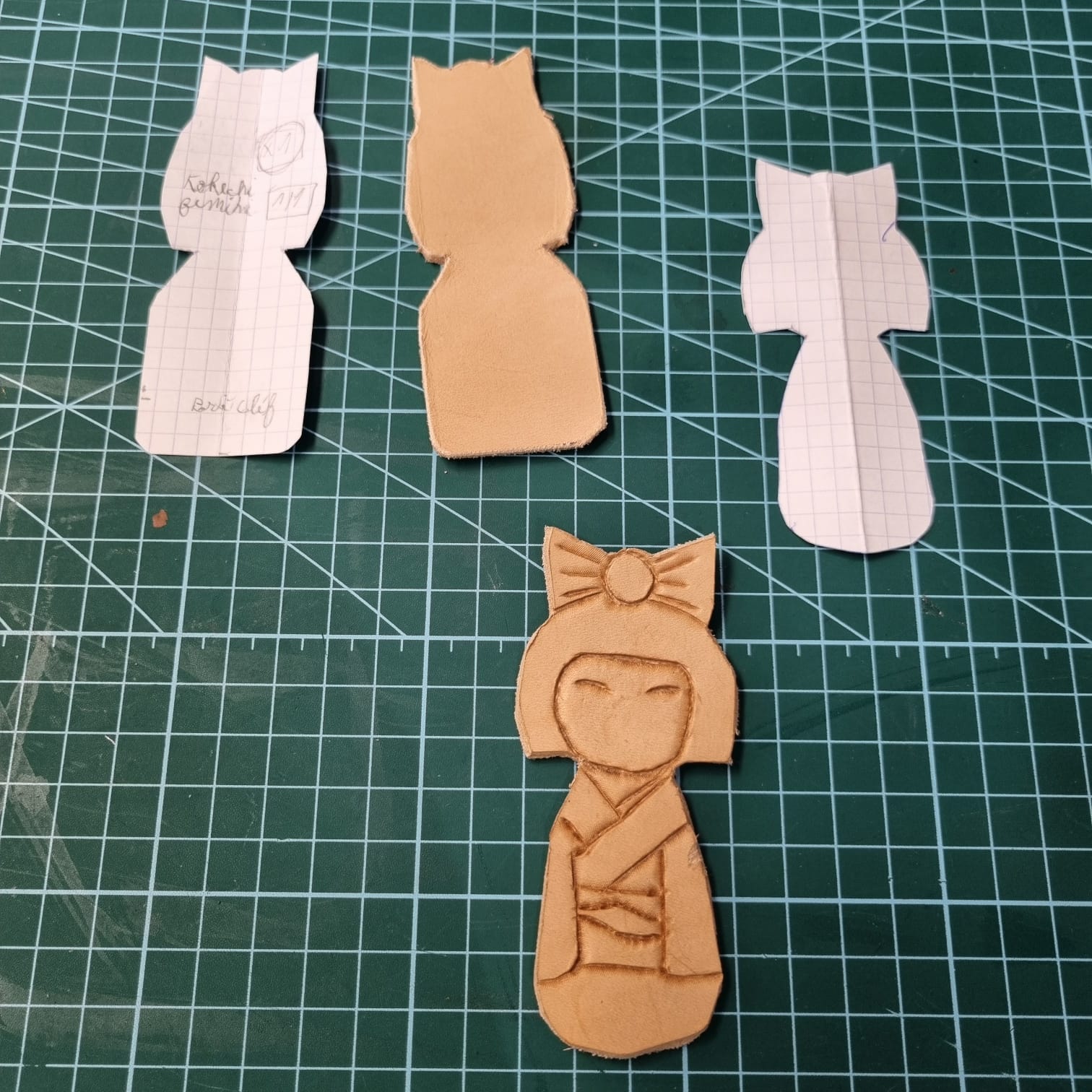 Prototype de porte clé en cuir kokeshi unique tannage végétal